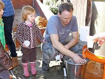 Auf dem Hof von Markus Nagengast (Bild) wurde der Apfelsaft für den Kindergarten hergestellt.