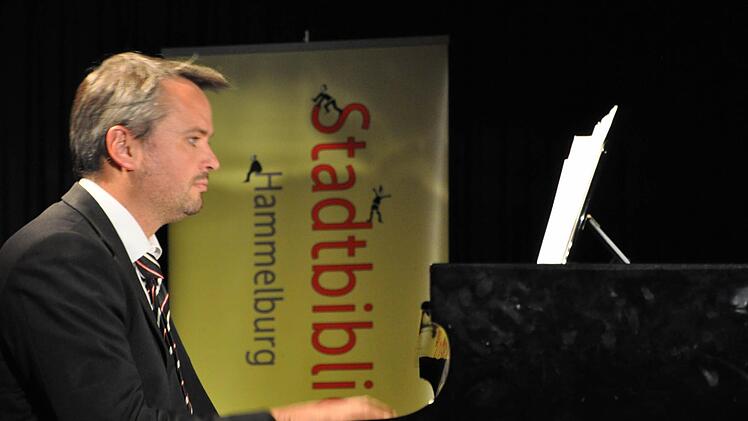 David Reß begleitete am Klavier.  Foto: Jacqueline Vera Mihm