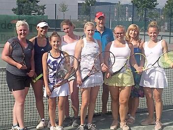 Die Tennis-Damen des TC Marktrodach sicherten sich in der Bezirksklasse 1 die Meisterschaft. Im Bild die erfolgreiche Mannschaft mit (von links) Esther Leipold, Katharina Steger, Kristin Hefner, Angelika Klinger, Angela Leipold, Jens Müller (Vorsitzender), Julia Wirth, Petra Wirth (Betreuerin) und Christina Wirth. Foto: hf