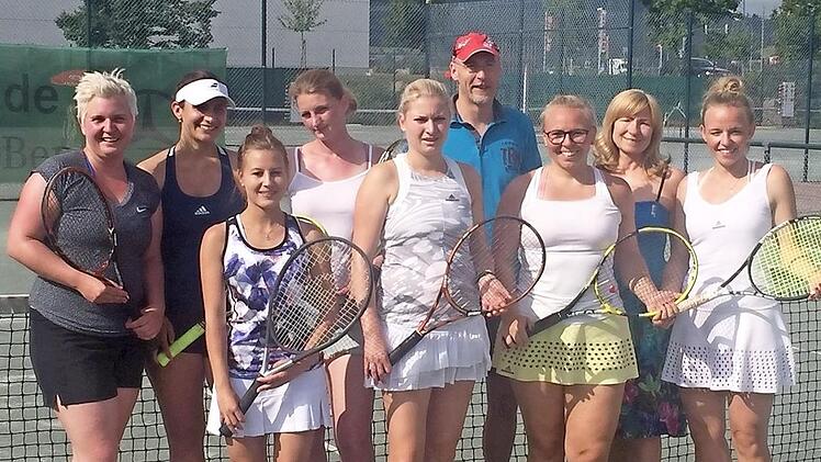 Die Tennis-Damen des TC Marktrodach sicherten sich in der Bezirksklasse 1 die Meisterschaft. Im Bild die erfolgreiche Mannschaft mit (von links) Esther Leipold, Katharina Steger, Kristin Hefner, Angelika Klinger, Angela Leipold, Jens Müller (Vorsitzender), Julia Wirth, Petra Wirth (Betreuerin) und Christina Wirth. Foto: hf