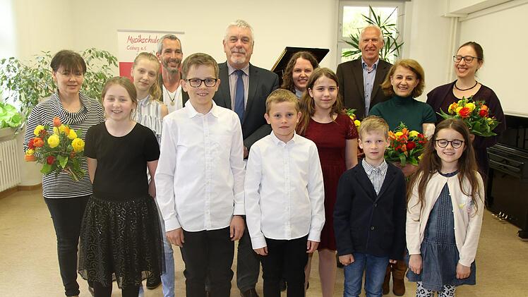 Die Coburger Sieger beim Regionalentscheid von "Jugend musiziert" wurde in der Städtischen Musikschule geehrt. Foto: W. Desombre