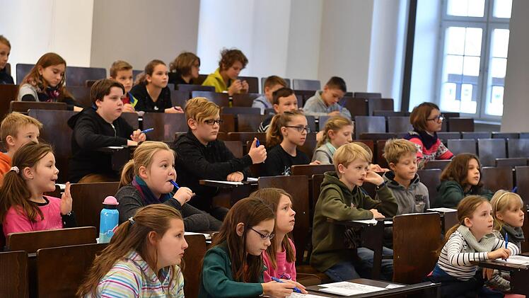 Mit Carmen Enss ging es in der ersten Kinder-Uni-Vorlesung auf eine Reise durch die Baugeschichte der italienischen Stadt Bari. Foto: Ronald Rinklef
