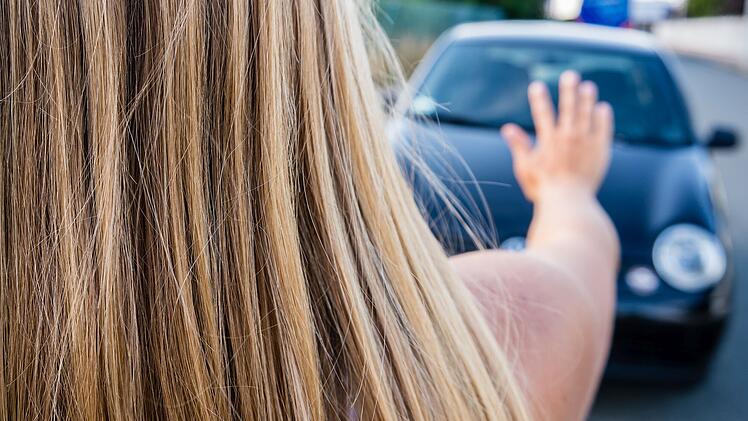 Ansbach: Autofahrerin &uuml;bersieht Jugendliche - Fahrerflucht nach K&ouml;rperverletzung