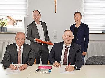 Bei der Unterzeichnung (v. l.): Bürgermeister Markus Grüner, MdL Michael Hofmann (mit Glasfaserlehrrohr), Regio-Manager Enrico Delfino (Telekom) und Key-Account-Managerin Technik Svenja Herrmann (Telekom)