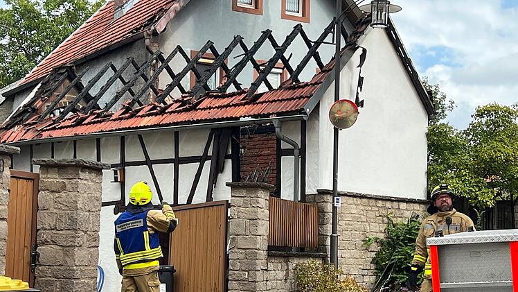 Knall in Waldbrunn zu hören: Wohnhaus gerät in Flammen - zwei Verletzte