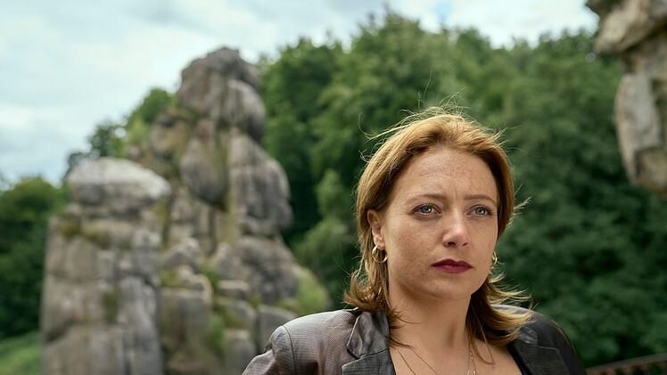 Paula (Hanna Pla&szlig;) war lange nicht in ihrer Heimat, nur nach und nach erf&auml;hrt man die Gr&uuml;nde daf&uuml;r. Sie m&uuml;ssen mit dem Tod der Mutter und dem damaligen Verhalten des Vaters zusammenh&auml;ngen. Nun kehrt Paula in ihre Heimat zur&uuml;ck und &uuml;bernimmt die Ermittlungen in einem Mordfall an den Externsteinen im Teutoburger Wald.