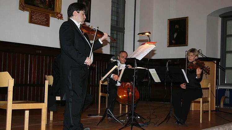 Raúl Teo Arias, Andreas Lucke (verdeckt), Karlheinz Busch und Lois Landsverk verzauberten die Kronacher mit Klassik der schönsten Art