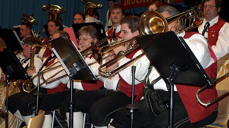 Tiefes Blech, Posaunen und Saxophone beim Musikverein Steinwiesen.