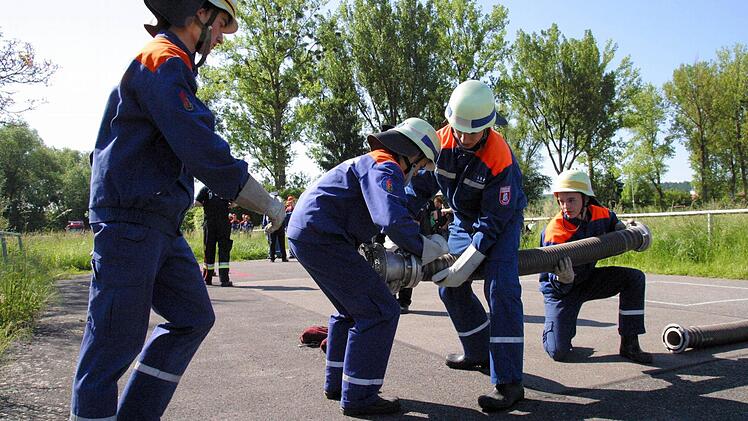 Beim Kuppeln der vier Saugschläuche zeigte sich bereits, dass Lukas und Hannes Riedelbauch, André Steiner und Alexander Zeus von der Jugendgruppe der Freiwilligen Feuerwehr Großwalbur gut auf den Jugendleistungsmarsch vorbereitet waren. Sie siegten später in der Gesamtwertung (B-Teil). Foto: Bettina Knauth