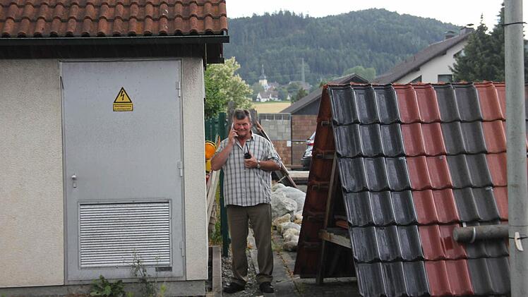 Georg Pabstmann beobachtet den Verkehr und meldet Handysünder an seine Kollegen. Foto: Friedwald Schedel