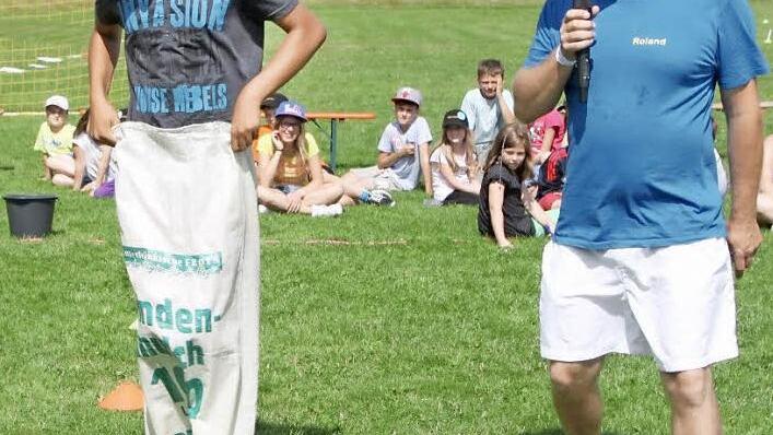 Lorenz zeigt den anderen Kindern die nächste Disziplin. Betreuer Roland Haas erklärt die Aufgabe. Fotos: bsv