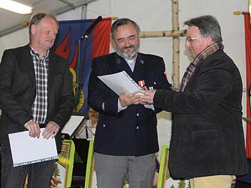 Der Sprecher der Notfallseelsorger Matthias Simon (rechts) zeichnete Pfarrer Reinhold König (links) und Diethard Nemmert aus.  Foto: Michael Wunder