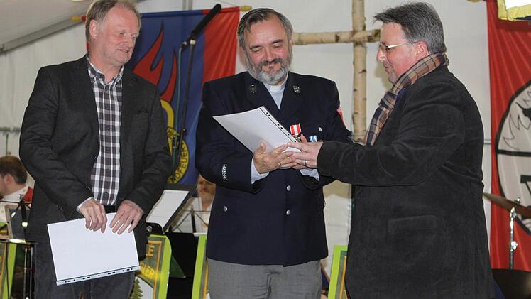 Der Sprecher der Notfallseelsorger Matthias Simon (rechts) zeichnete Pfarrer Reinhold König (links) und Diethard Nemmert aus.  Foto: Michael Wunder