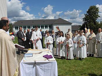 Andacht vor dem Eltrenhaus des neuen Priesters Sebastian SchillerFoto: Veronika Schadeck