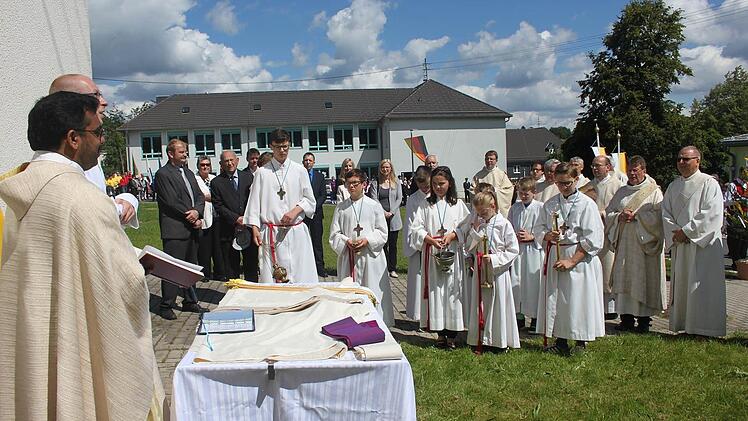 Andacht vor dem Eltrenhaus des neuen Priesters Sebastian SchillerFoto: Veronika Schadeck