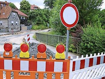 Baustelle in Kirchaich: Hier beginnt der Ausbau der Staatsstraße von Kirchaich nach Dankenfeld. Bald werden in Oberaurach weitere solche Schilder aufgestellt. Am 1. August startet der Ausbau der Kreisstraße zwischen Hummelmarter und Trossenfurt ganz in der Nähe.  Foto: ks/Archiv
