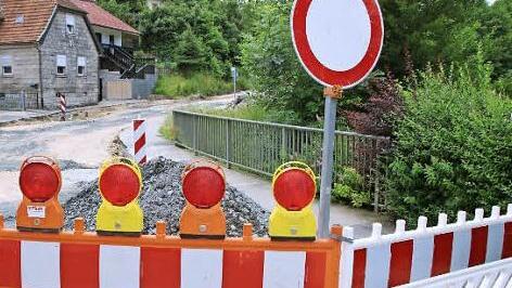 Baustelle in Kirchaich: Hier beginnt der Ausbau der Staatsstraße von Kirchaich nach Dankenfeld. Bald werden in Oberaurach weitere solche Schilder aufgestellt. Am 1. August startet der Ausbau der Kreisstraße zwischen Hummelmarter und Trossenfurt ganz in der Nähe.  Foto: ks/Archiv