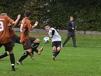 Voller Einsatz bei einem Spiel im vergangenen Oktober: Ein Spieler der 1. Mannschaft des TSV Steinach (rechts) in der Begegnung mit den Rottershäusern in der Kreisklasse.  Foto: Hopf