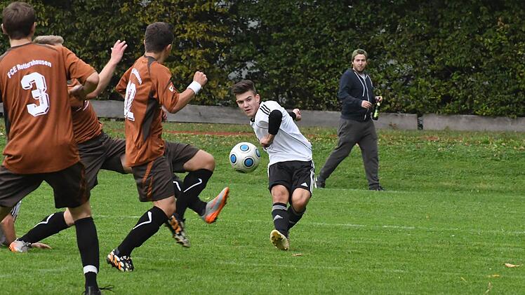 Voller Einsatz bei einem Spiel im vergangenen Oktober: Ein Spieler der 1. Mannschaft des TSV Steinach (rechts) in der Begegnung mit den Rottershäusern in der Kreisklasse.  Foto: Hopf
