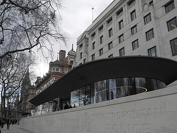 Das neue Gebäude der Londoner Polizei Scotland Yard liegt nicht weit vom Parlament - links ist der als Big Ben bekannte Turm zu sehen Foto: Leonard Kehnscherper,dpa