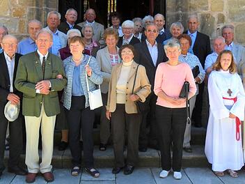 In Seßlach trafen sich 19 ehemalige Volksschüler mit ihrem früheren Klassenlehrer Erhard Hümmer (vorn, Zweiter von links). Pfarrer Norbert Lang (rechts) begrüßte die Ehemaligen und ihre Ehepartner. Foto: privat