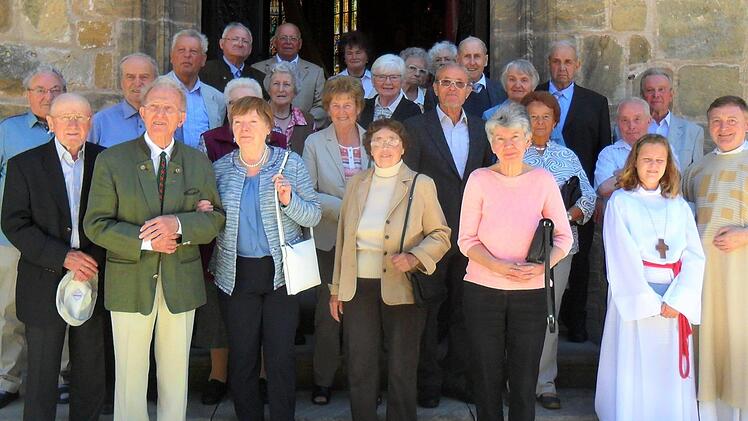 In Seßlach trafen sich 19 ehemalige Volksschüler mit ihrem früheren Klassenlehrer Erhard Hümmer (vorn, Zweiter von links). Pfarrer Norbert Lang (rechts) begrüßte die Ehemaligen und ihre Ehepartner. Foto: privat