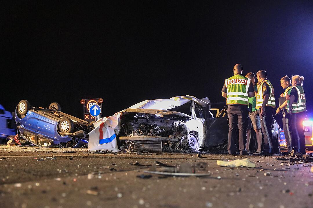 Zwei Tote, vier Schwerverletzte bei Unfall auf A3