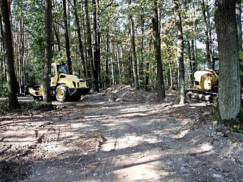 Die Bauarbeiten im Wald haben bereits begonnen. Foto: Richard Sänger