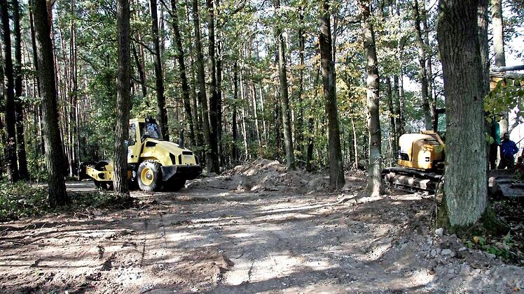 Die Bauarbeiten im Wald haben bereits begonnen. Foto: Richard Sänger