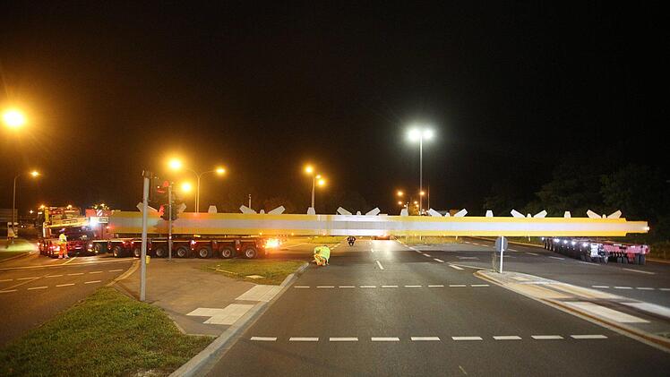 Ein Schwertransport blieb am Donnerstagabend an der Auffahrt auf die A73 in Nürnberg hängen. Symbolfoto: Carmen Jaspersen/dpa