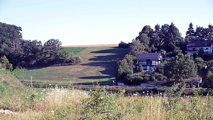 Hinter dem Bewuchs auf dem Hügel ist zwischen Falkendorf und Lenkershof ein Teil des neuen Solarparks geplant. Der weitere Teil soll dann weiter nördlich in Richtung des Weisendorfer Ortsteils Buch entstehen.  Foto: Richard Sänger