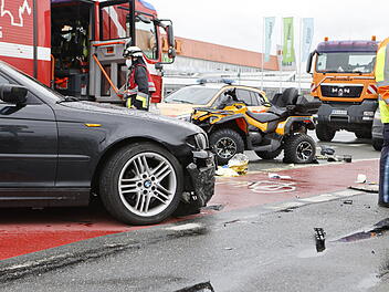 N&uuml;rnberg: BMW st&ouml;&szlig;t im Kreuzungsbereich mit Quad zusammen