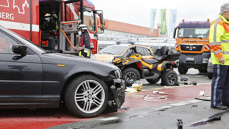 N&uuml;rnberg: BMW st&ouml;&szlig;t im Kreuzungsbereich mit Quad zusammen