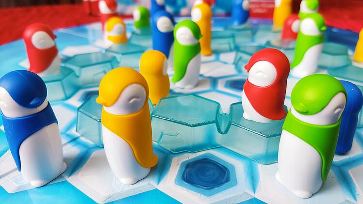 Kuschel-Kolonien im Test - knuffiges Kinder-Brettspiel mit Pinguinfamilien