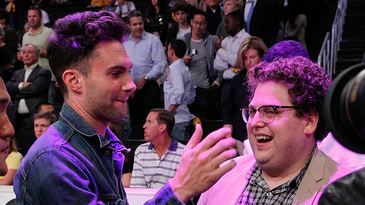 Adam Levine (links), Sänger von Maroon 5, kennt US-Schauspieler Jonah Hill nicht bloß - sie sind auch ziemlich beste Freunde.