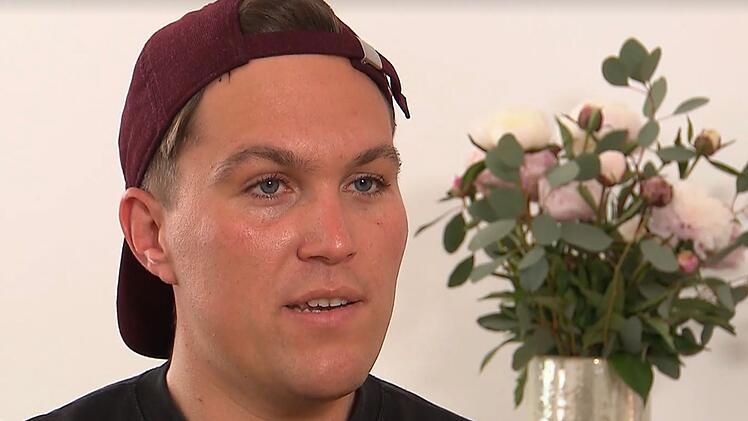 Gastronomensohn und Wein-Fachmann Pascal gratuliert an seinem "Dinner"-Abend auch seinem Papa zum Geburtstag.