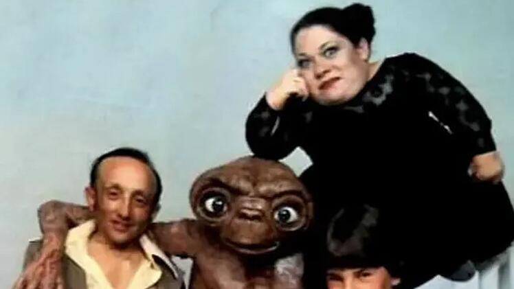 Den verdienten Ruhm erhielten die beiden kleinw&uuml;chsigen Schauspieler nie: Pat Bilon (links) starb ein Jahr nach der "E.T."-Premiere mit nur 35 Jahren. Tamara de Treaux wirkte zwar noch in einigen Filmen ("Ghoulies") als "echte" Darstellerin mit, starb aber auch bereits 1990.