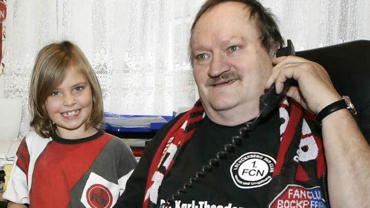 Otto Scheer mit einer seiner Enkelinnen beim Telefonieren für den "Club". Seine Freizeit verbrachte er zum großen Teil in seinem Büro. Mehrere Perioden gehörte er aber auch für die CSU dem Rattelsdorfer Gemeinderat an und war Sprecher seiner Fraktion.  Foto: Matthias Hoch/Archiv