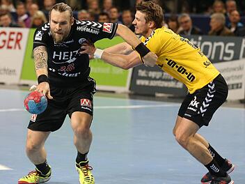 Pavel Horak (links) - hier im Duell mit Philipp Kassler war gegen die HG Saarlouis mit schs Treffern Erlangens erfolgreichster Schütze. Fotos: Sportfoto Zink