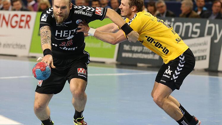 Pavel Horak (links) - hier im Duell mit Philipp Kassler war gegen die HG Saarlouis mit schs Treffern Erlangens erfolgreichster Schütze. Fotos: Sportfoto Zink