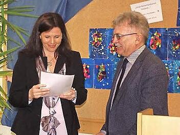 Rektorin Kerstin Zapf nahm aus Händen von Schulamtsdirektor Uwe Dörfer die Urkunde der Regierung entgegen.