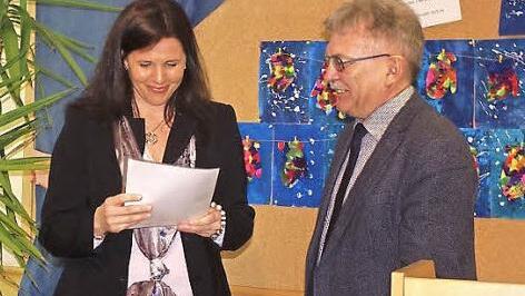 Rektorin Kerstin Zapf nahm aus Händen von Schulamtsdirektor Uwe Dörfer die Urkunde der Regierung entgegen.