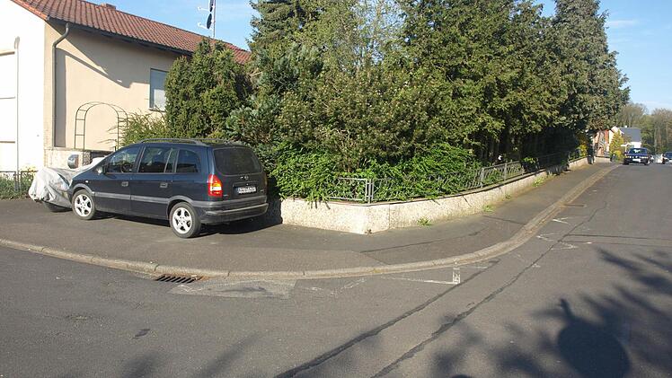 In der Kurve Erlen-/ Oerlenbacher Straße in Ebenhausen reicht die gesetzliche Parkregelung mit je fünf Metern aus. Eine weitere Ausdehnung ist nicht mehr nötig, da es dort keine Arztpraxis mehr gibt. Foto: Stefan Geiger