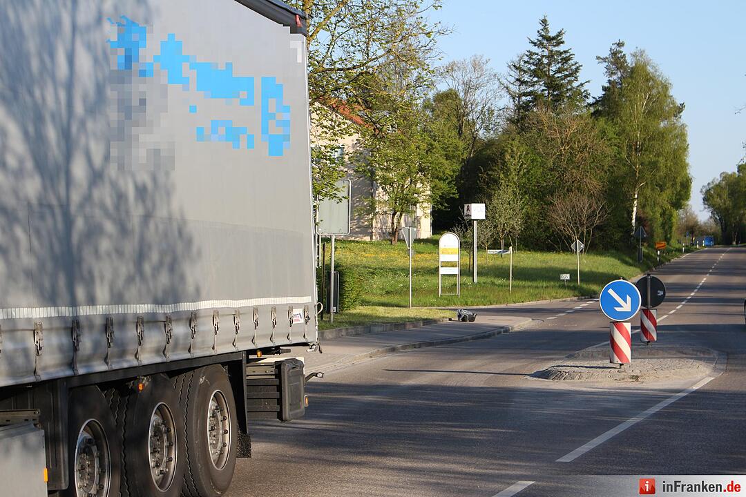 E-Bike-Fahrerin stößt in Dinkelsbühl mit Lkw zusammen