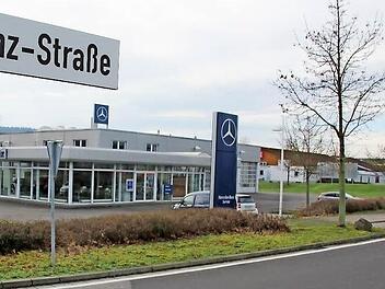 Vor dem Verkauf: Die längst leer geräumte Auto-Scholz-Filiale in Ebern-Sandhof, direkt an der B 279 gelegen. Aldi scheint den Verhandlungs-Marathon gewonnen zu haben. FT-Archivfoto: Ralf Kestel