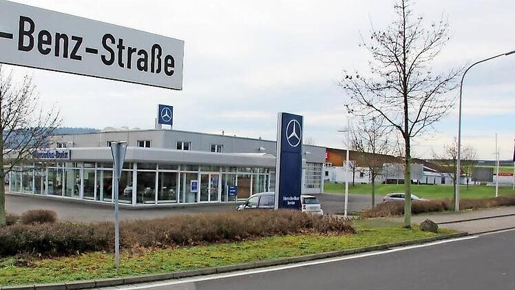 Vor dem Verkauf: Die längst leer geräumte Auto-Scholz-Filiale in Ebern-Sandhof, direkt an der B 279 gelegen. Aldi scheint den Verhandlungs-Marathon gewonnen zu haben. FT-Archivfoto: Ralf Kestel