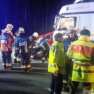Lkw kracht auf A6 bei Nürnberg auf Stauende