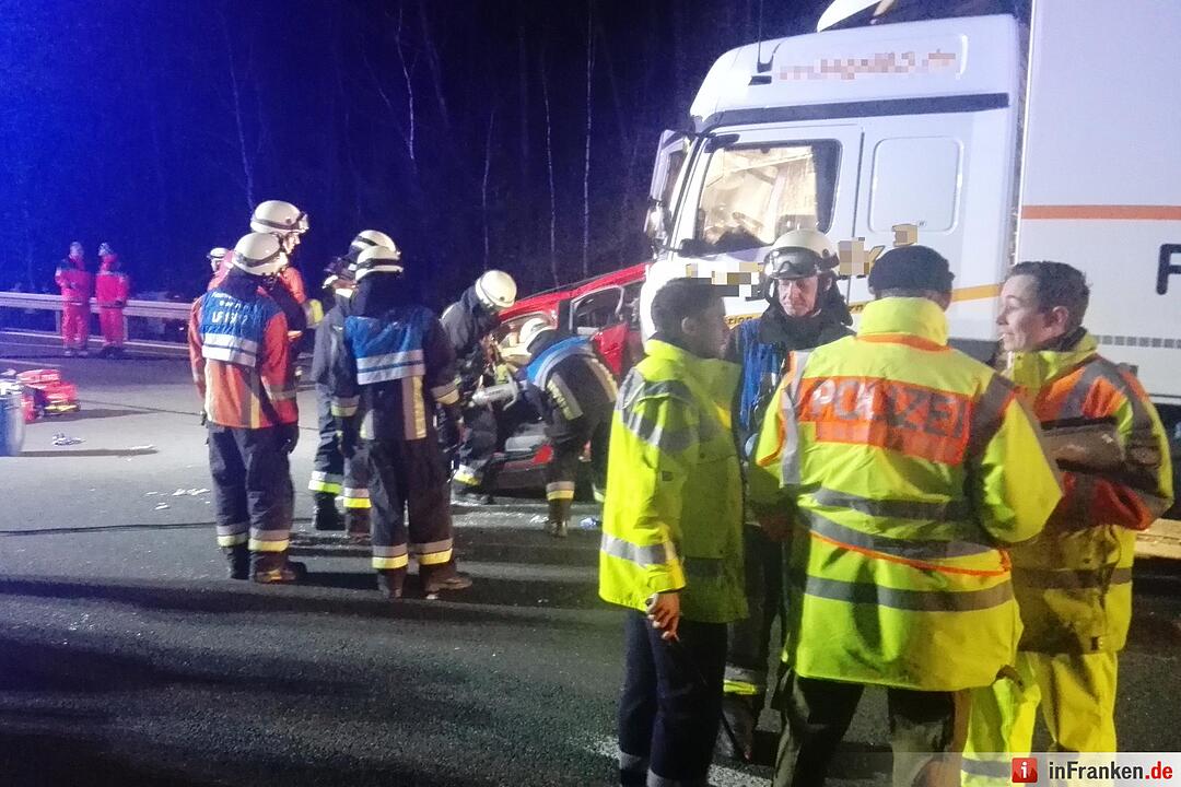 Lkw kracht auf A6 bei Nürnberg auf Stauende