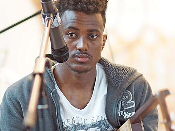 Auf eine Reise nach Eritrea entführte Dejen Tsegay die Konzertbesucher mit seiner Kirar, einem gitarrenähnlichen und selbst gebauten Instrument, das zugleich als Eritreas Nationalinstrument gilt.  Fotos: M. Schneider