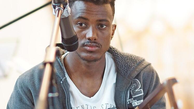 Auf eine Reise nach Eritrea entführte Dejen Tsegay die Konzertbesucher mit seiner Kirar, einem gitarrenähnlichen und selbst gebauten Instrument, das zugleich als Eritreas Nationalinstrument gilt.  Fotos: M. Schneider